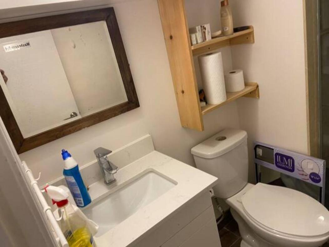 Basemewnt Room With Private Bathroom 36C Toronto Exterior photo